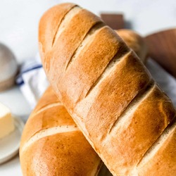 Ako upiecť chleba aj bez vajec? Vajcia zvyčajne dodávajú štruktúru, kvások a chuť, ale je možné upiecť chutný chlieb aj bez nich.
